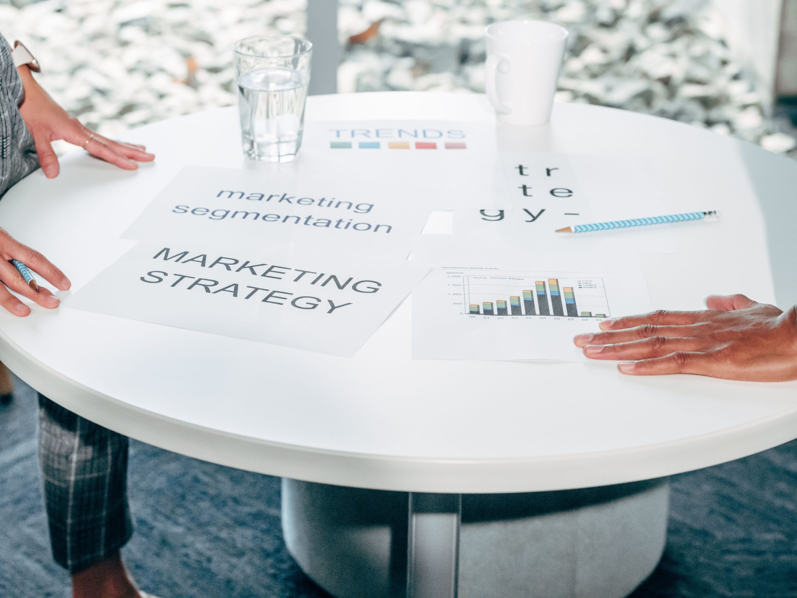 mesa con conceptos de marketing