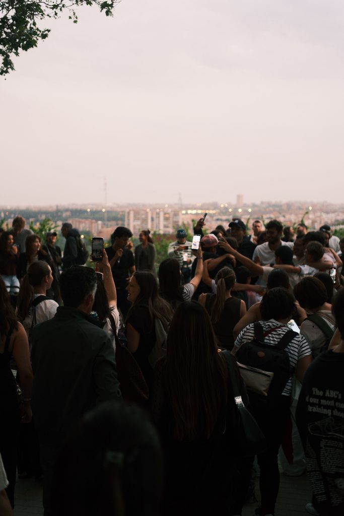 foto en evento personas con móviles grabando en exterior 