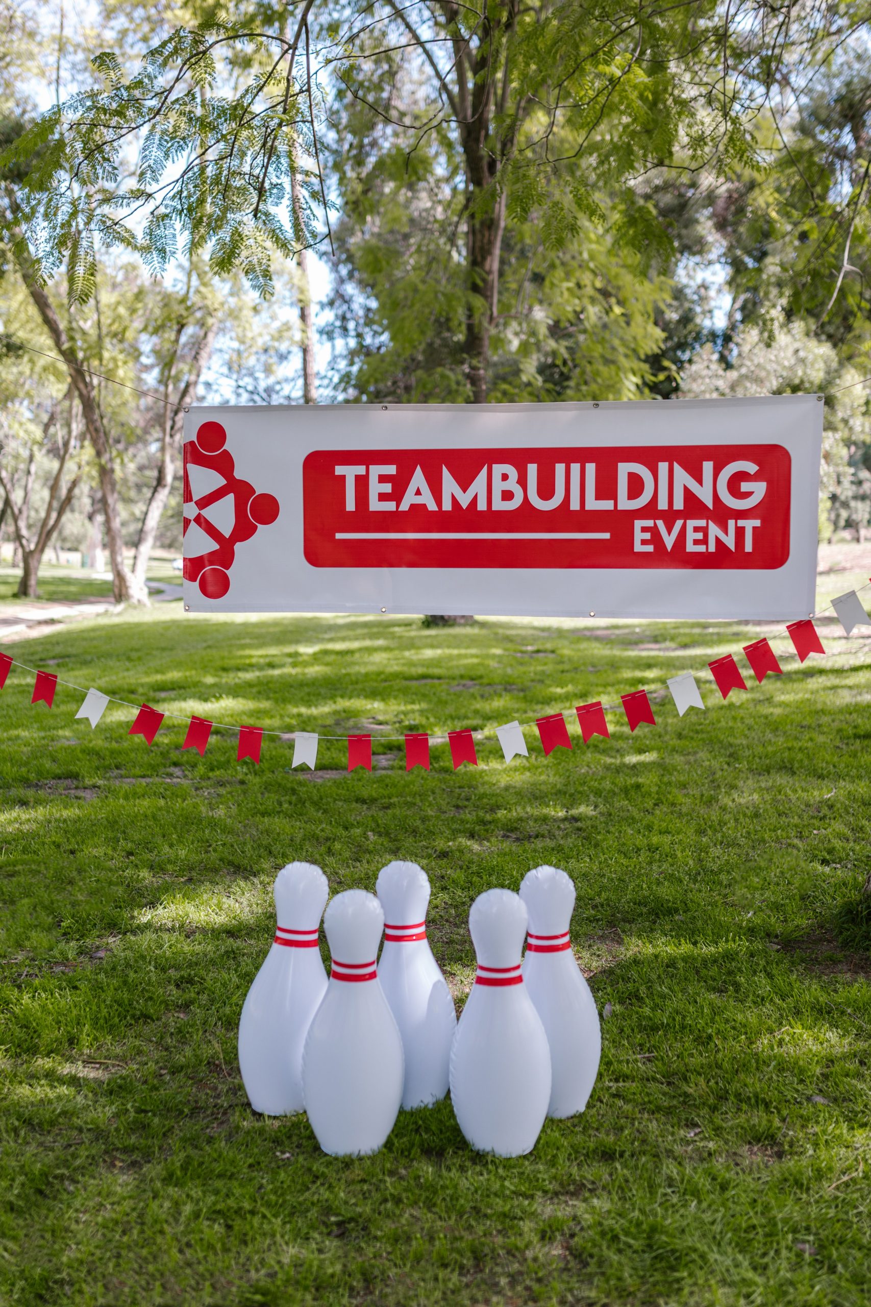 Imagen en evento teambuilding con decoración y bolos para jugar